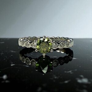 New Sterling Silver & 0.5ct Green Moissanite Ring, Size 7